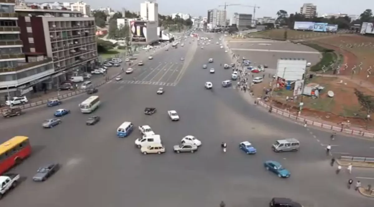 Credeai că traficul din Bucureşti este haotic? Uite cum se circulă în intersecţia fără semafoare şi fără treceri de pietoni! VIDEO 