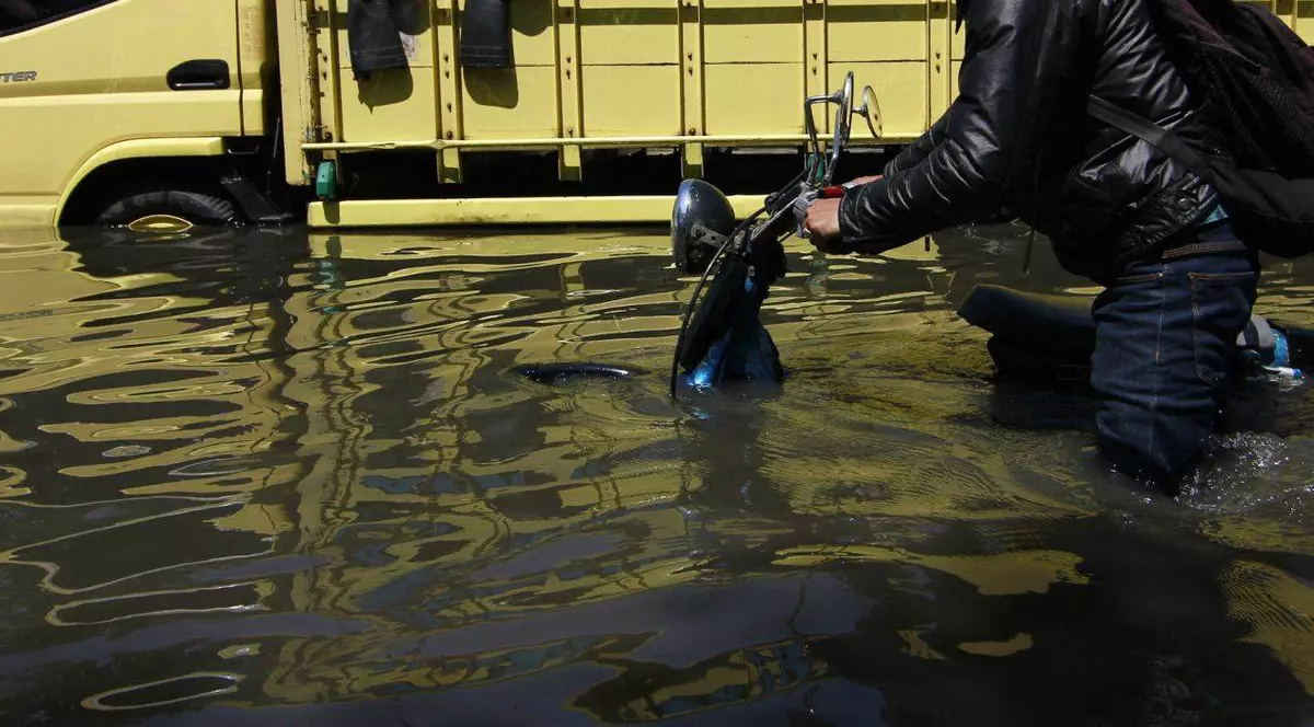PAŞTE DE COŞMAR! Peste 100 de oameni au fost evacuaţi de urgenţă din cauza indundaţiilor