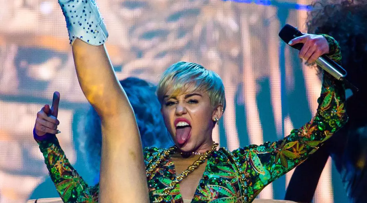DEZMĂŢ pe scenă cu MILEY CYRUS! ATINGERI PERICULOASE şi POZIŢII SPECTACULOASE! | FOTO