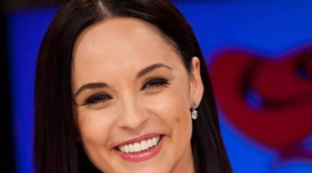 CÂTĂ LIPSĂ DE INSPIRAŢIE! Andreea Marin - O SINGURĂ POZIŢIE la poze. Ce ÎNSEAMNĂ în LIMBAJUL TRUPULUI | FOTO