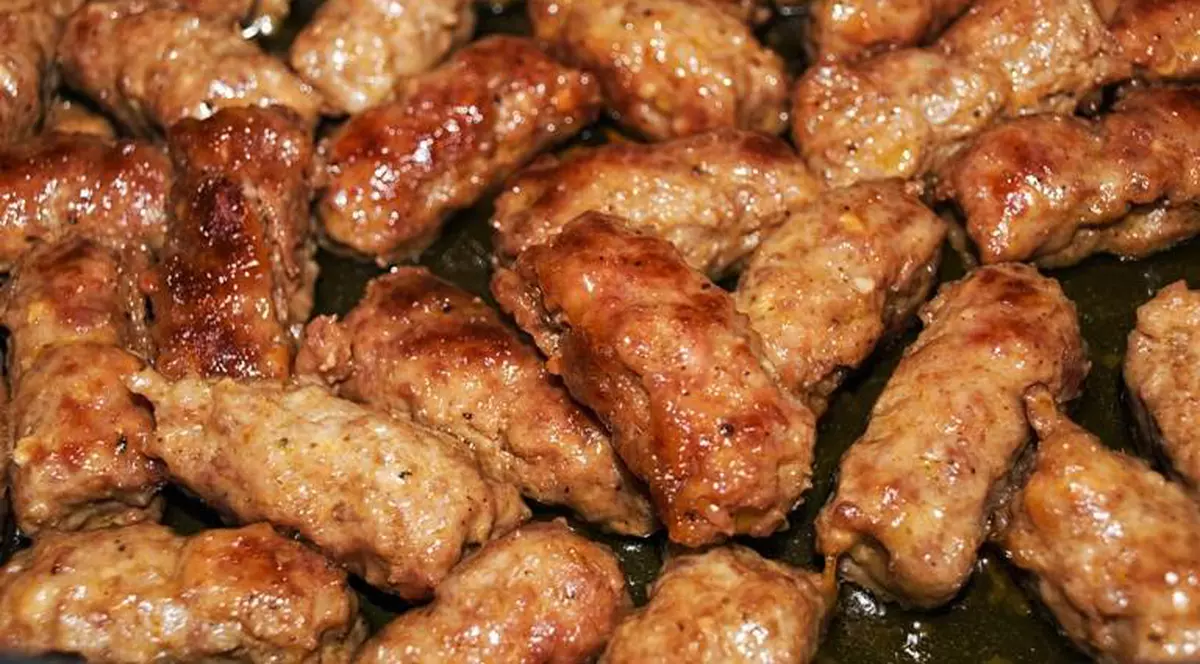 1 MAI 2014. Ştii cum se preparau micii în urmă cu aproape 100 de ani? Fă-ţi mititei după reţeta originală!