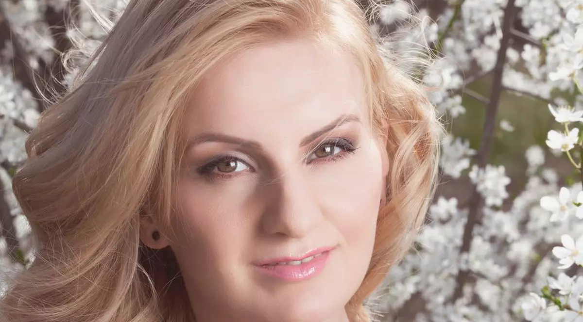 De Paște, Natalia Selegean respectă tradiția românească. Cântăreața încondeiază ouă îmbrăcată în port popular
