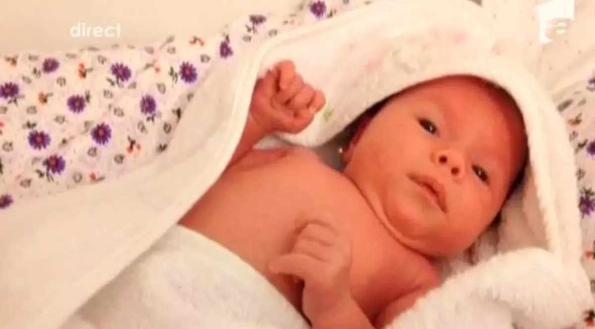 CÂT A CRESCUT! Fetiţa Oanei Roman SE JOACĂ DEJA | FOTO