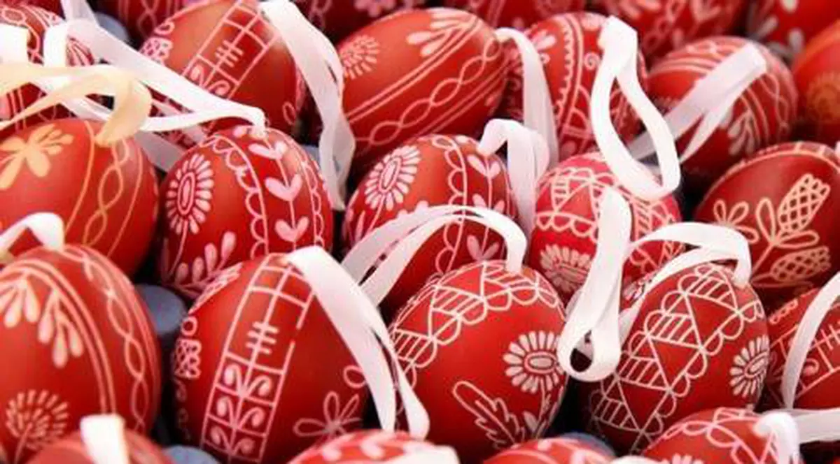 TÂRG DE PAŞTE! Bucureştenii pot învăţa să facă ouă încondeiate şi icoane pictate pe sticlă