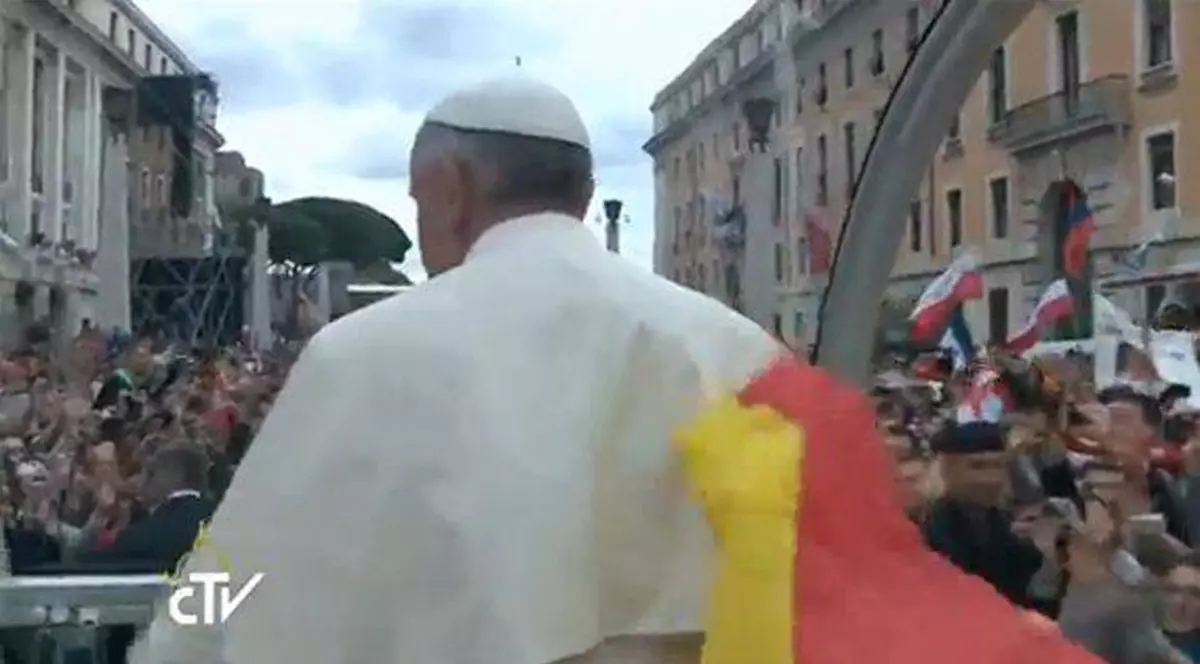 Canonizare CU PERIPEŢII la Vatican! Mai multe OBIECTE, printre care şi STEAGUL ROMÂNIEI, AU ZBURAT către PAPAMOBIL | FOTO