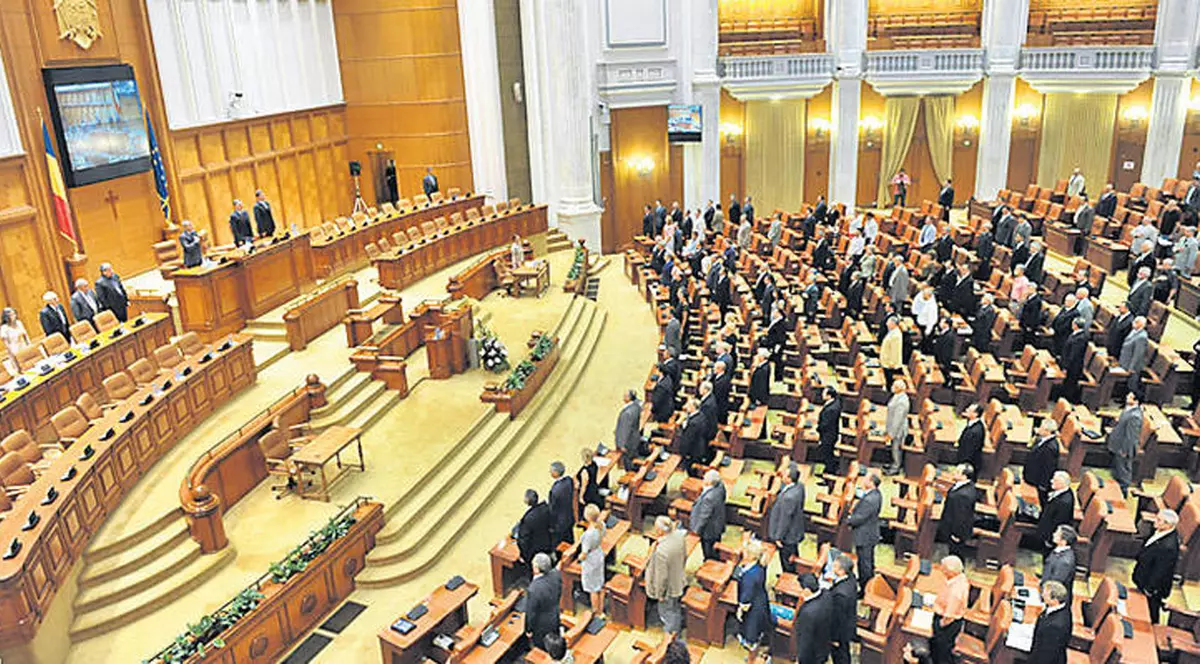 Culmea tupeului: Aleşii vor încă o vacanţă de o lună