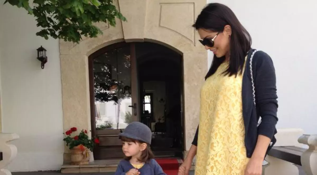 Simona Pătruleasa şi fiica ei, ÎMBRĂCATE ÎN ROCHII IDENTICE! Uite imaginea ADORABILĂ