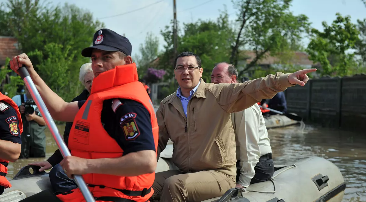Ponta şi Dragnea, CU BARCA PRINTRE SINISTRAŢI | FOTO