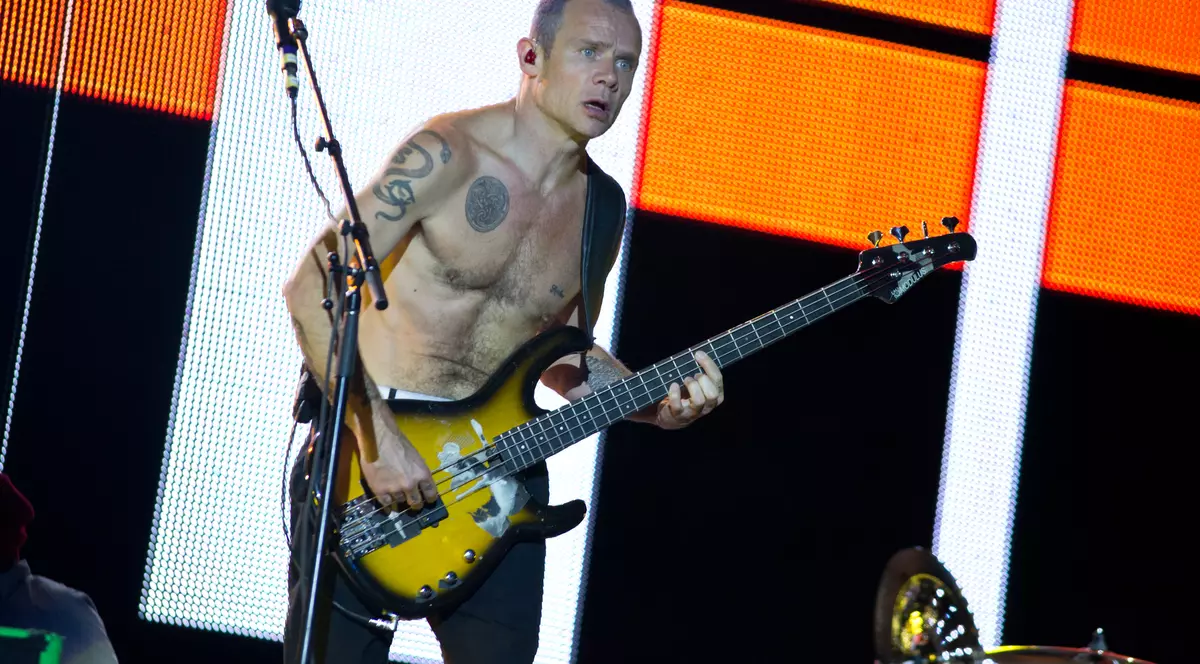 INCREDIBIL! Prizonier torturat CU PIESELE TRUPEI RED HOT CHILI PEPPERS