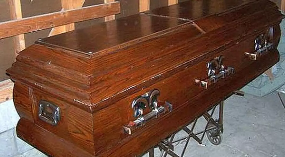 Au trăit spaima vieţii lor la o înmormântare! Bărbatul din sicriu a început să mişte în faţa rudelor 