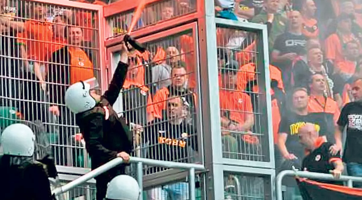 Asta, da, fan înflăcărat! Scenă fierbinte la un meci de fotbal în Polonia