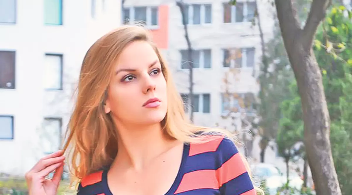 Frumoasă, deşteaptă şi campioană | O tânără înotătoare dovedeşte că şcoala face casă bună cu sportul