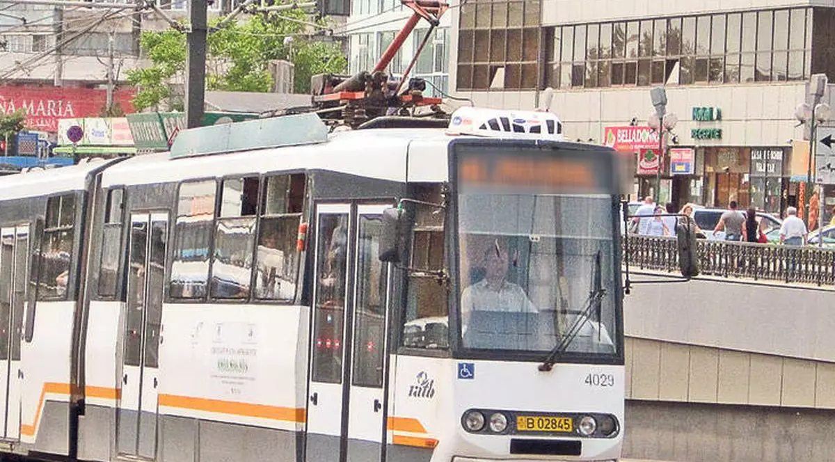 ACCIDENT rutier în Capitală! Un bărbat a fost LOVIT de TRAMVAI!