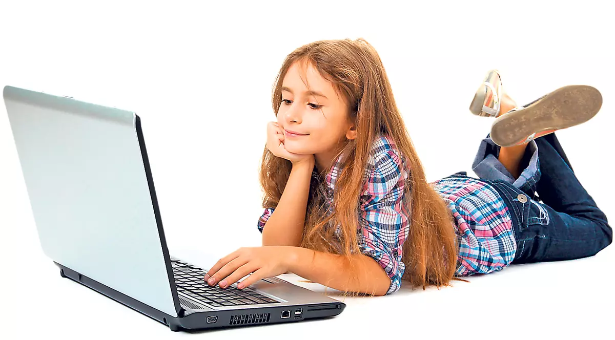 "LOL", "OMG"! Ce ascund prescurtările folosite de copilul tău pe net!