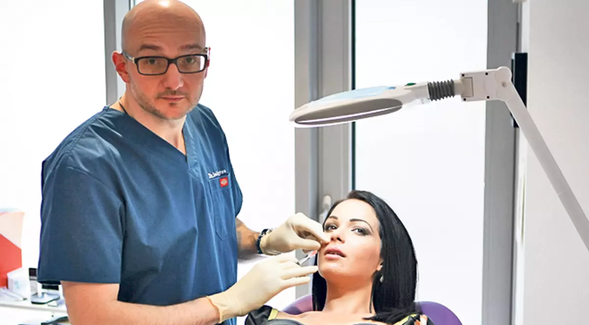 Nevasta lui DINU MAXER şi-a făcut un inedit cadou de iepuraş! A trecut, din nou, pragul unui centru chirurgical