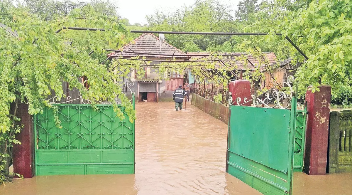 Au fugit din calea apelor! În sudul ţării, autorităţile au început să evacueze oamenii din case | FOTO