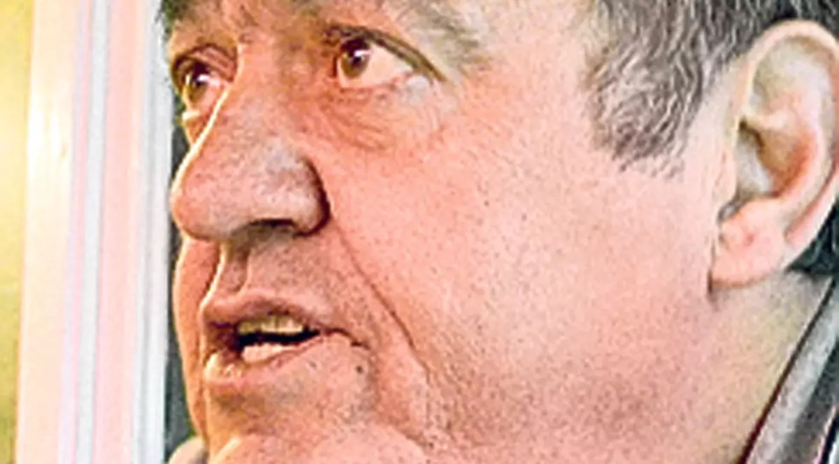 Preot săltat de mascaţi pentru trafic de ţigări