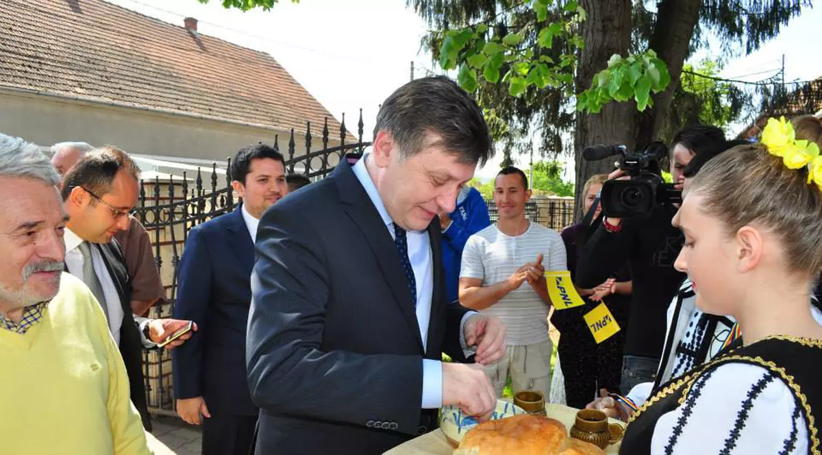 Ce vă mai plac pâinea şi sarea! Ce au în comun Elena Udrea, Victor Ponta şi Crin Antonescu