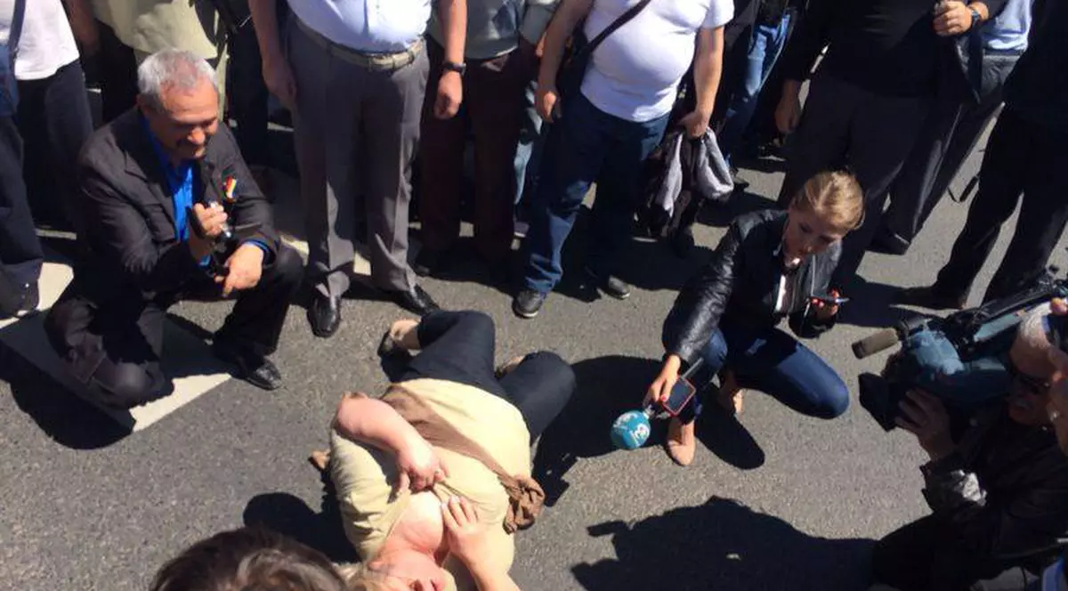 MiniREVOLUŢIA din MAI! Bulevardul Kiseleff - BLOCAT, JANDARMII - INERVENŢIE ÎN FORŢĂ