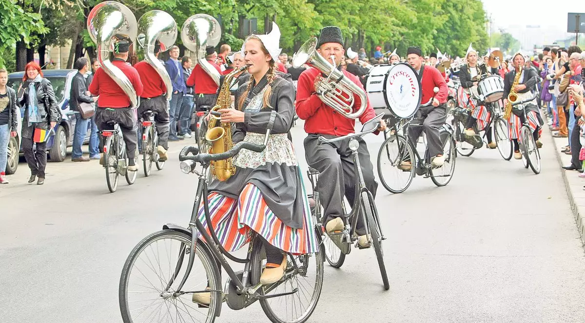 Capitala s-a umplut de culoare | FOTO