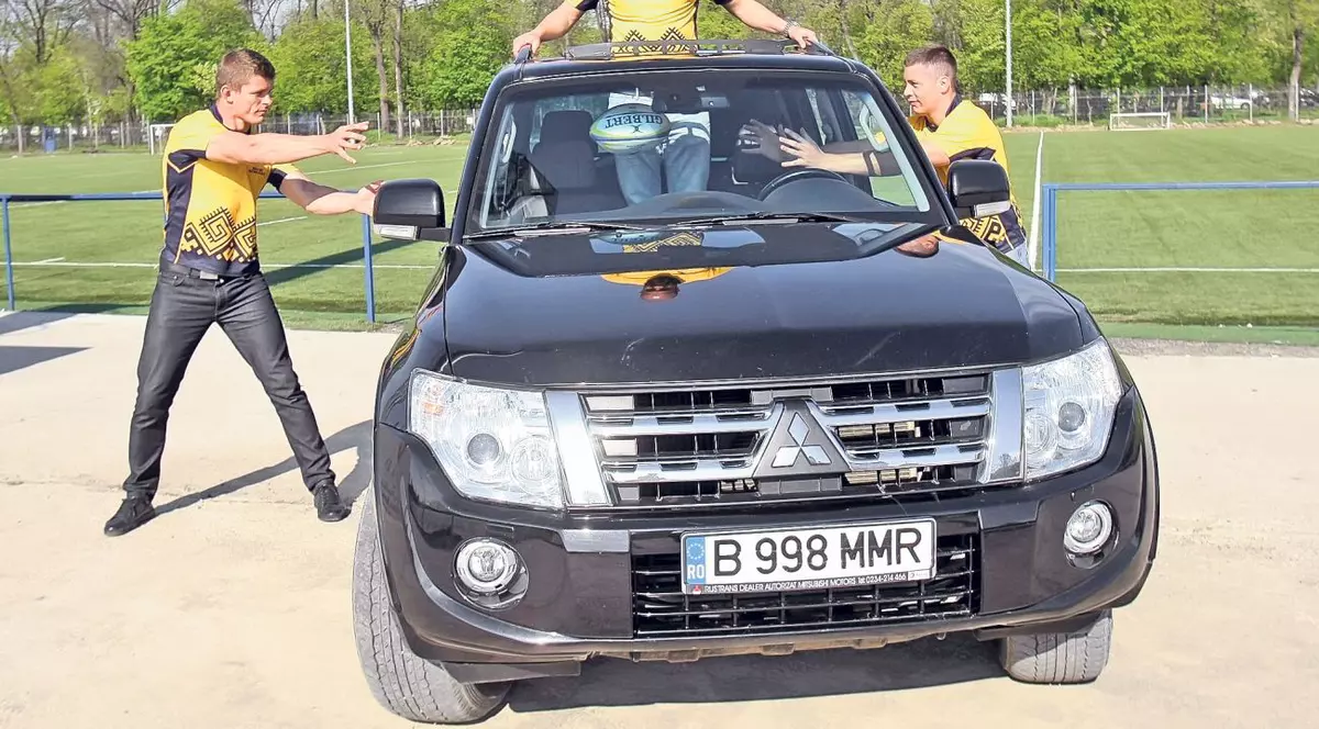 Au îmblânzit «bestia»! Trei internaţionali români de rugby au testat o maşină de teren
