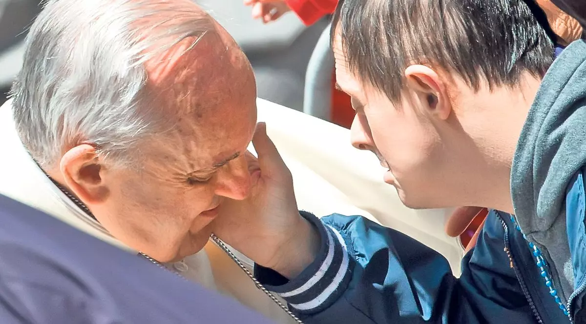 Un tânăr bolnav de sindromul Down, către Papa Francisc: Dacă te ating, o să mă fac bine?