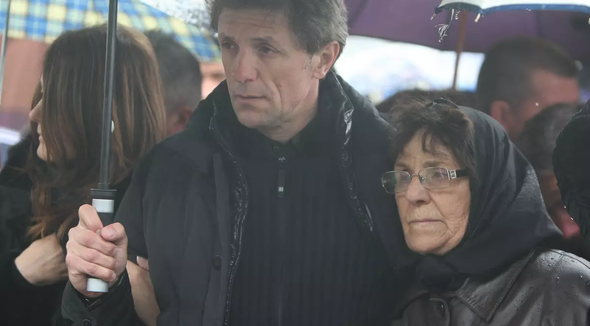 PERSONALITĂŢI din lumea sportului, ALĂTURI de Gică Popescu la ÎNMORMÂNTARE | FOTO