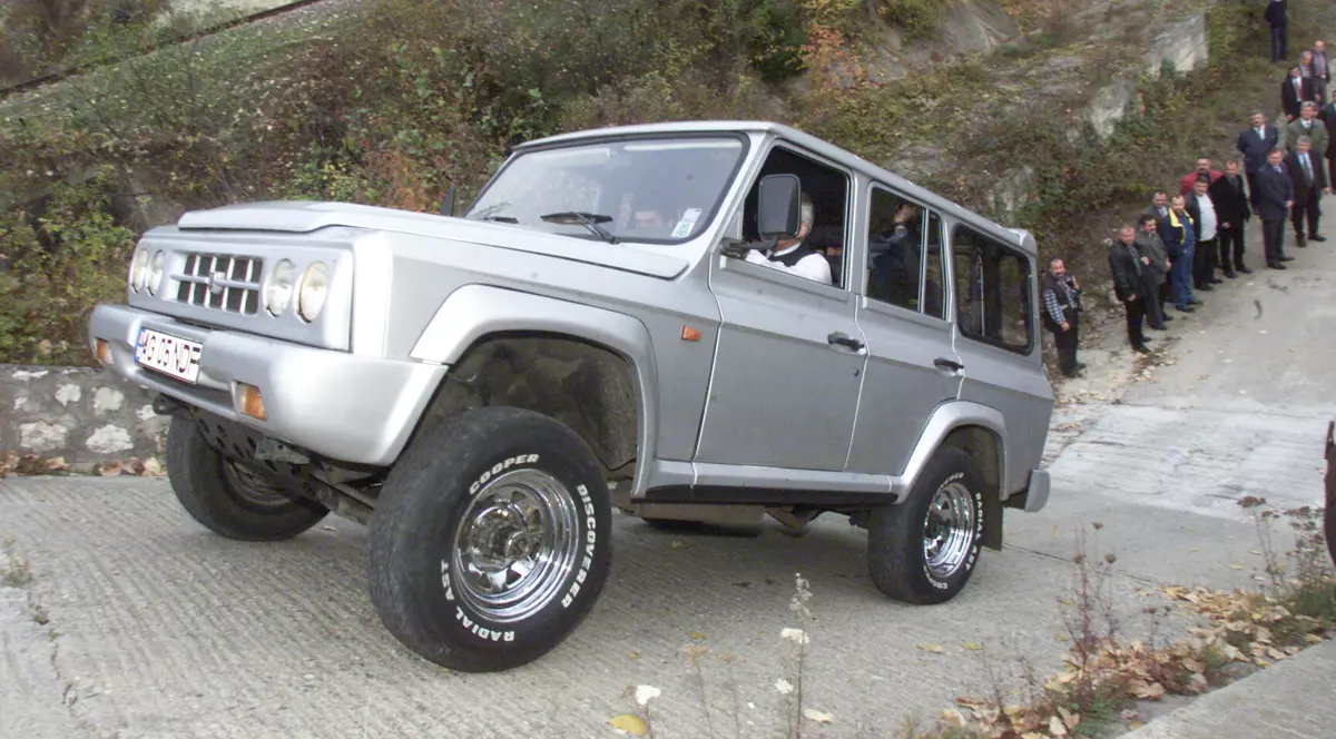  "Le plimbam cu ARO-ul şi le aduceam din străinătate chiloţi şi deodorante"