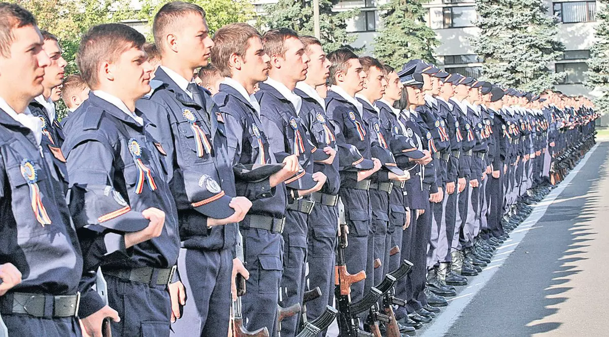 Viitorii polițiști, școliți antișpagă Cursurile, bazate pe cazuri reale, sunt susținute de profesori și ofițeri anticorupție, iar la final studenții vor da un examen de promovare