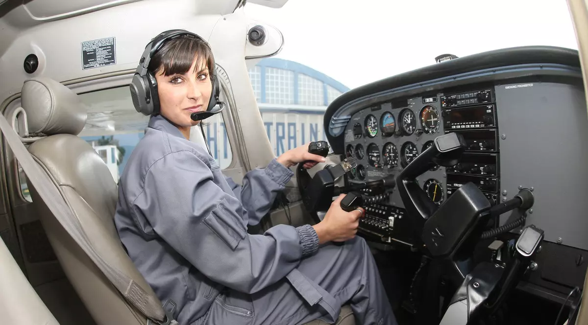 GALERIE FOTO / Fata care vede ofsaidul din...avion!