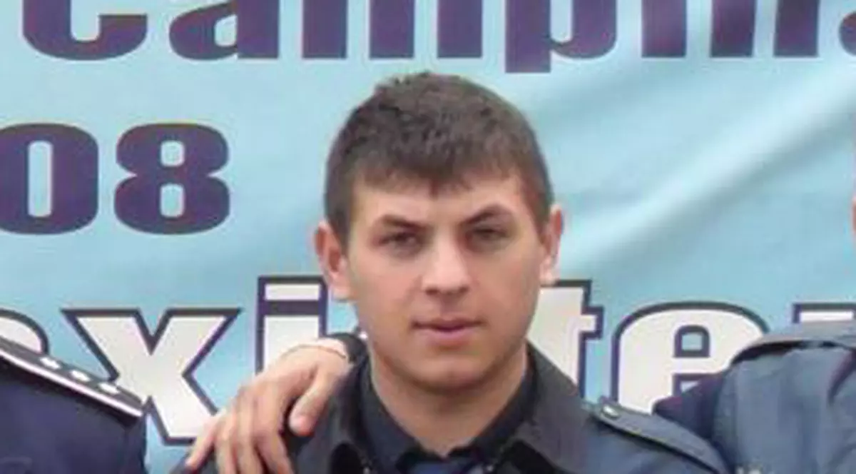 Poliţist împuşcat ÎN GÂT din greşeală de un coleg care se juca cu arma | FOTO 