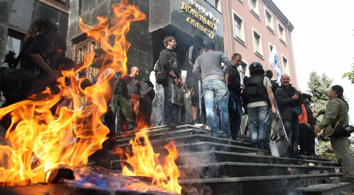 Sediul parchetului din oraşul ucrainean Doneţk, atacat cu cocktailuri Molotov | FOTO