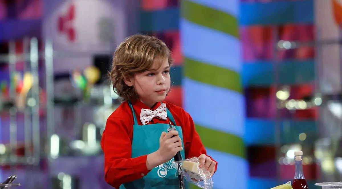 Un concurent „Junior Chef”, în videoclipul unei cântăreţe