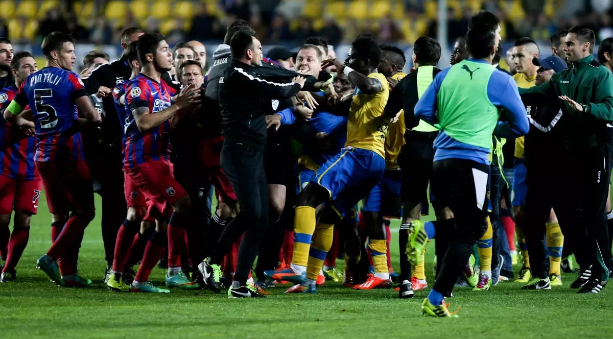 FOTO / Acuzaţii grave după derby: ”Reghe m-a lovit cu capul în figură!”