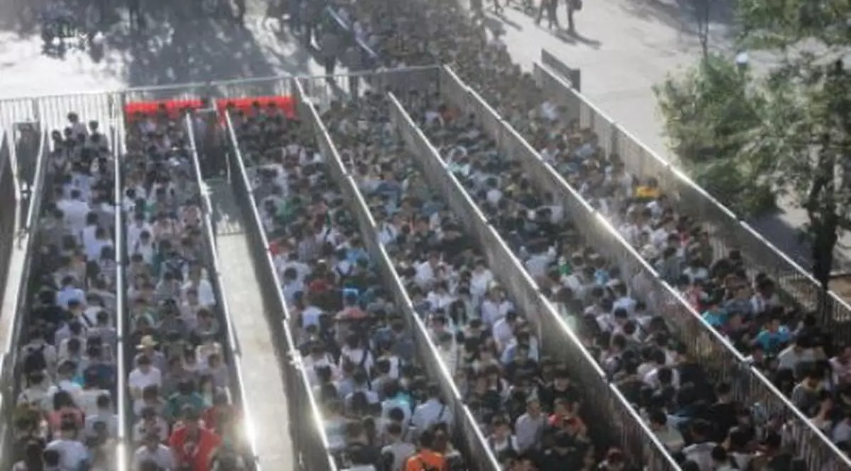 Ca vitele în ţarcuri! Metroul din Beijing, paralizat de măsurile de securitate! FOTO 