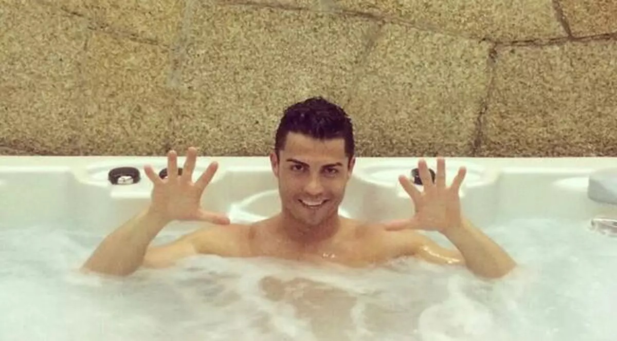 Cristiano Ronaldo își încarcă bateriile în... jacuzzi!