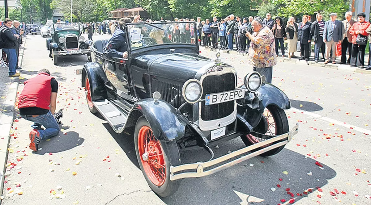 Parada maşinilor de epocă şi bătaie cu flori ca la Şosea | FOTO