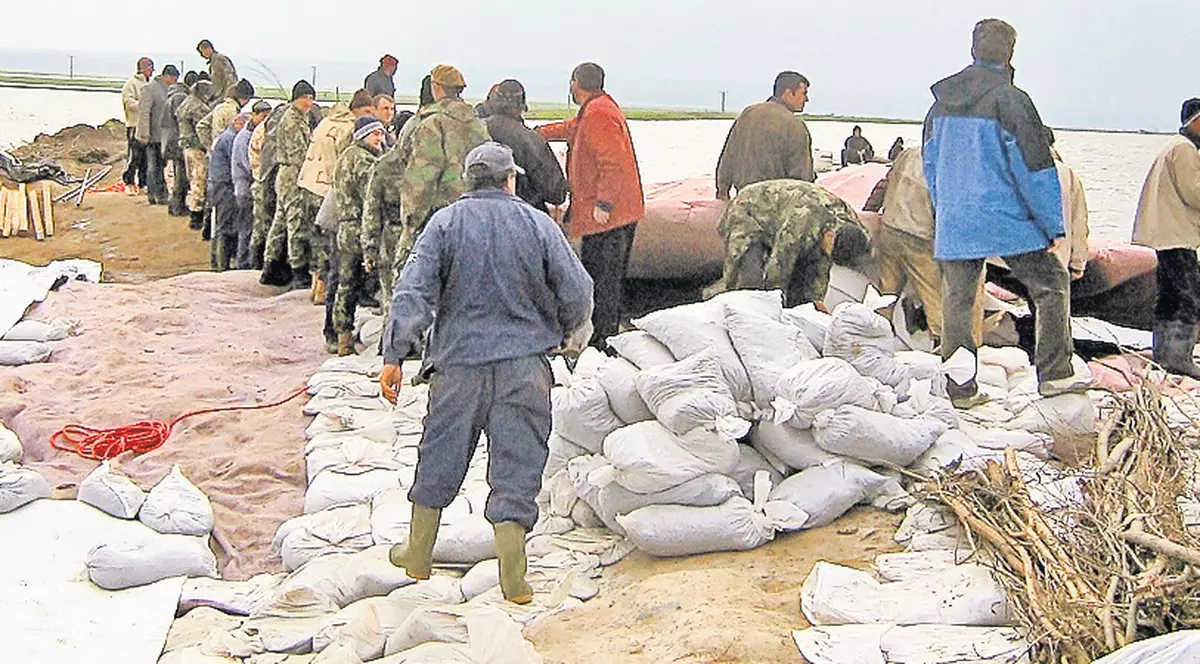 Sătenii din Bistreţ se tem că vor retrăi coşmarul din 2006: «Ne rugăm să nu cedeze digul!»