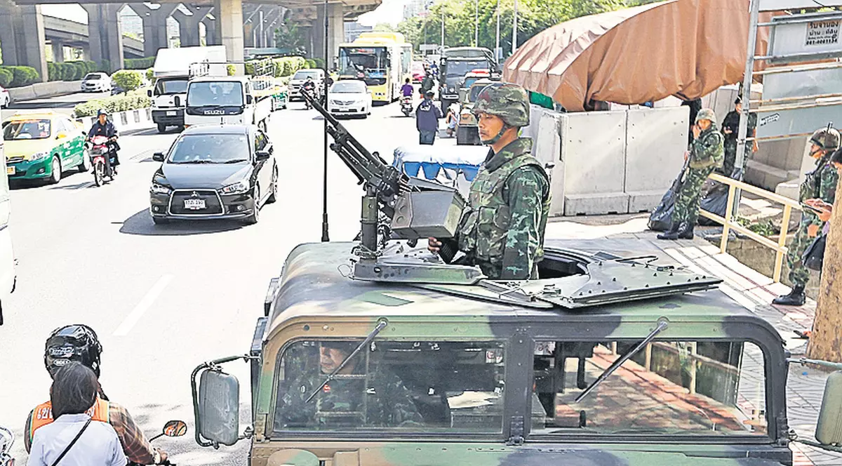 Atenţie, români! Vă puneţi viaţa în pericol dacă mergeţi la Bangkok. Armata a preluat puterea în Thailanda