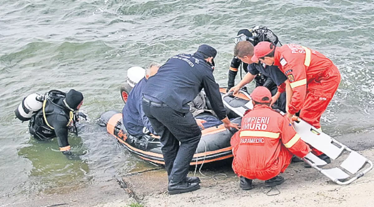 Un bărbat s-a înecat după ce a sărit în apă să scoată mingea fiului său