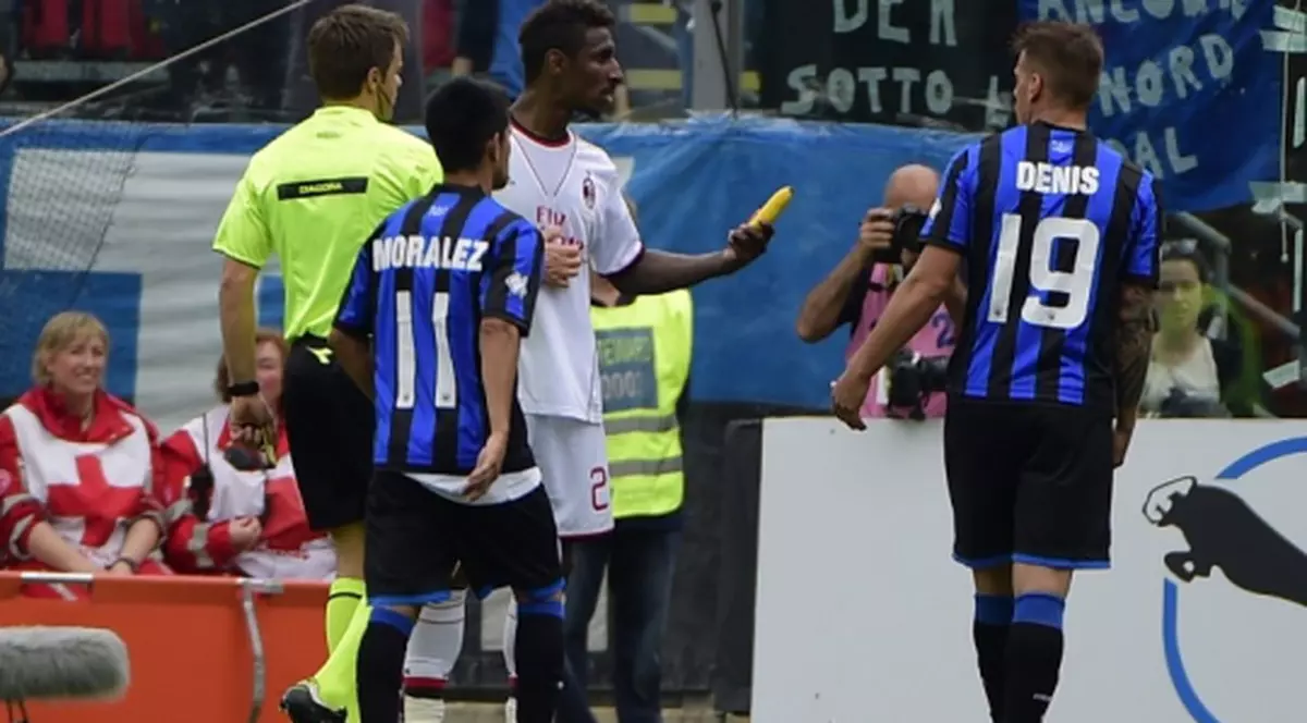 VIDEO / Milanezii, atacaţi cu banane la Bergamo!