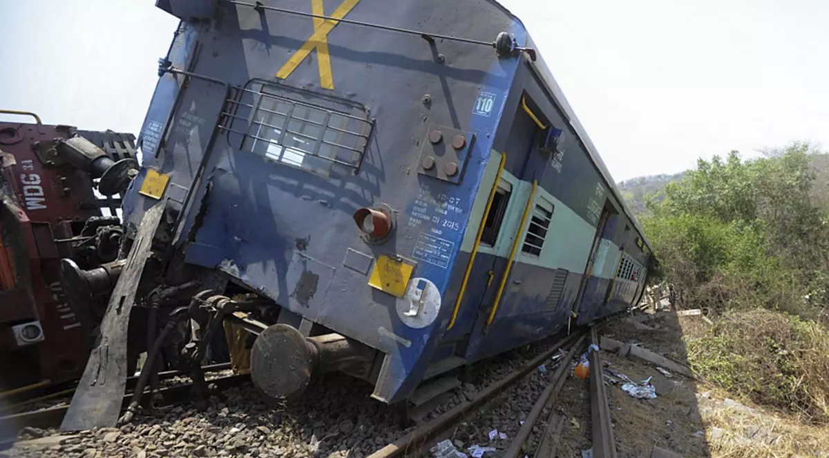 Tragedie în India! Cel puţin 20 de persoane au murit într-un accident de tren 