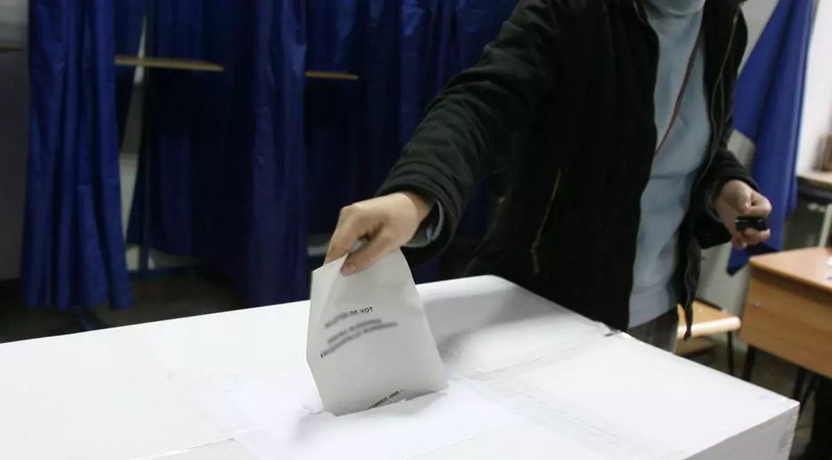 Alegătorii, îndemnaţi să evite pozele "SELFIE" în CABINĂ de VOT. Unde se întâmplă asta