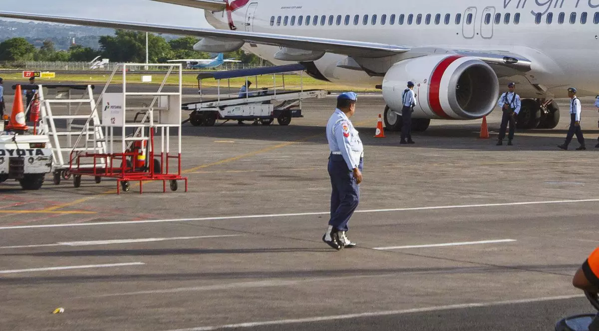 ATERIZARE de URGENŢĂ pe Otopeni! Un pasager are nevoie de îngrijiri medicale!