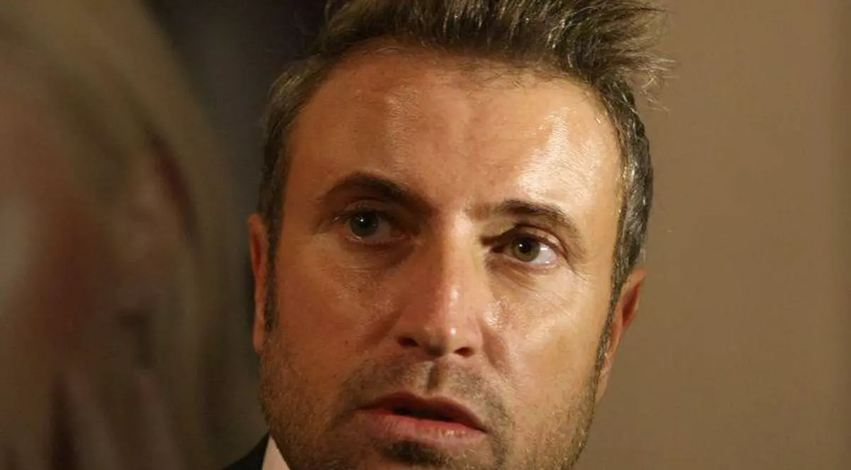 BOTE, pe PATUL de SPITAL! El zice că se simte BINE, dar CHIPUL lui TRĂDEAZĂ SUFERINŢA!