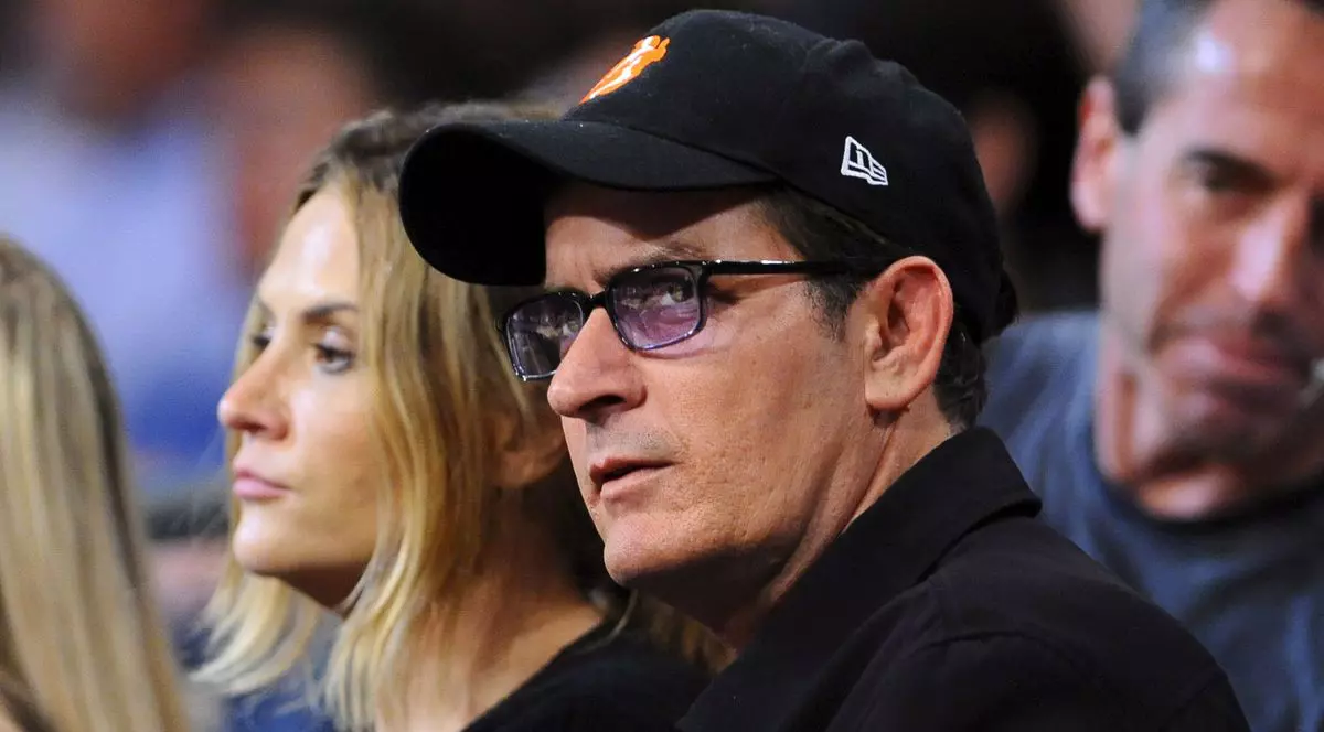 Charlie Sheen, scos din minţi de "idioata" Rihanna! Vezi ce moft i-a refuzat artista!
