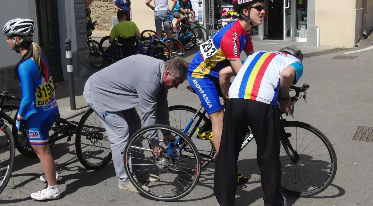 Mascaţii au descins azi la FR de Ciclism. S-ar fi cheltuit 100.000 de euro pe hârtie igienică şi detergenţi.