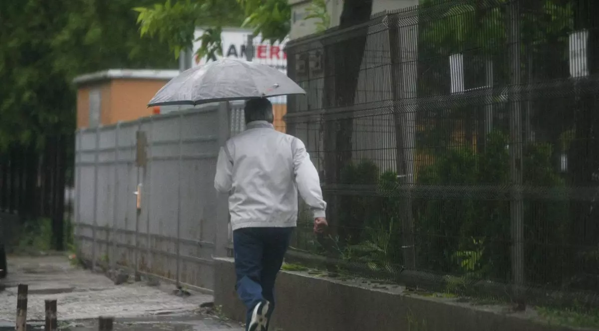 COD GALBEN de PLOI şi VIJELII în aproape toată ţara. Vezi PROGNOZA METEO