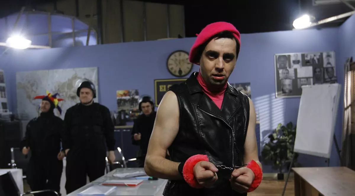 Actorul Cosmin Natanticu, BĂTUT DE COLEGI, la filmări | FOTO