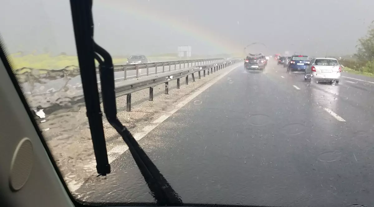 Nebunia drumului de întoarcere din vacanţă: Furtună, curcubeu şi mers cu 20 de kilometri pe oră